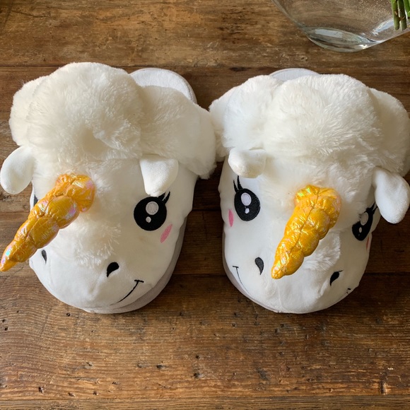 🦄 ThinkGeek Unisex Unicorn Plush 3D Slippers! - Picture 3 of 8